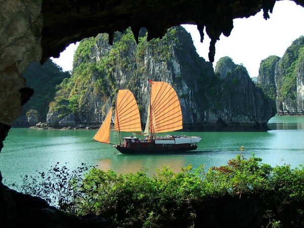 introduction to Ha Long Bay